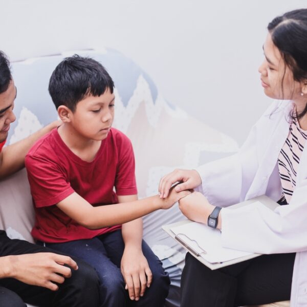 Female psychologist counseling 600x600